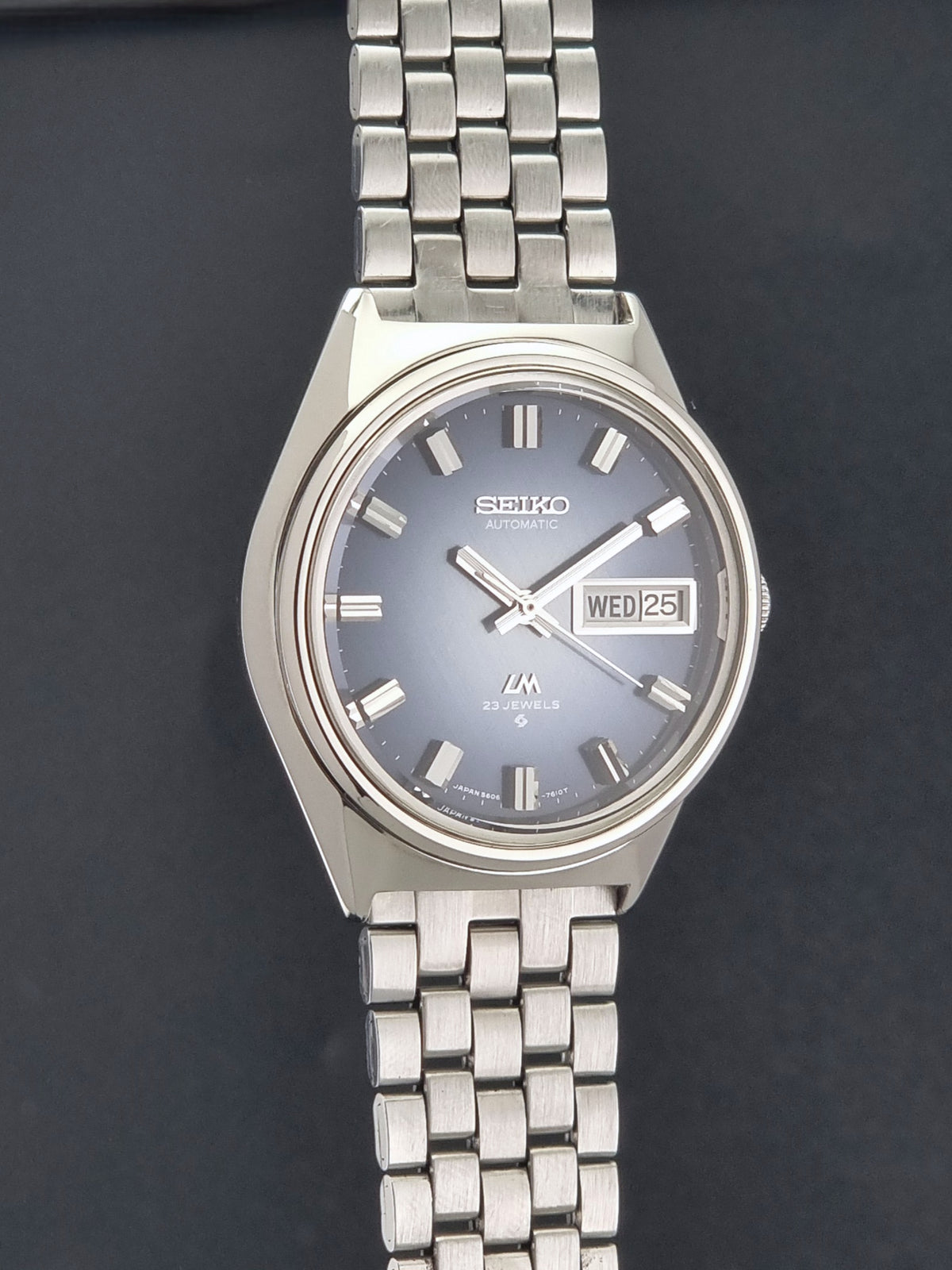 Vintage Seiko Lord Matic 5606-7260 blue dial automatic watch from 1973, opposite side profile