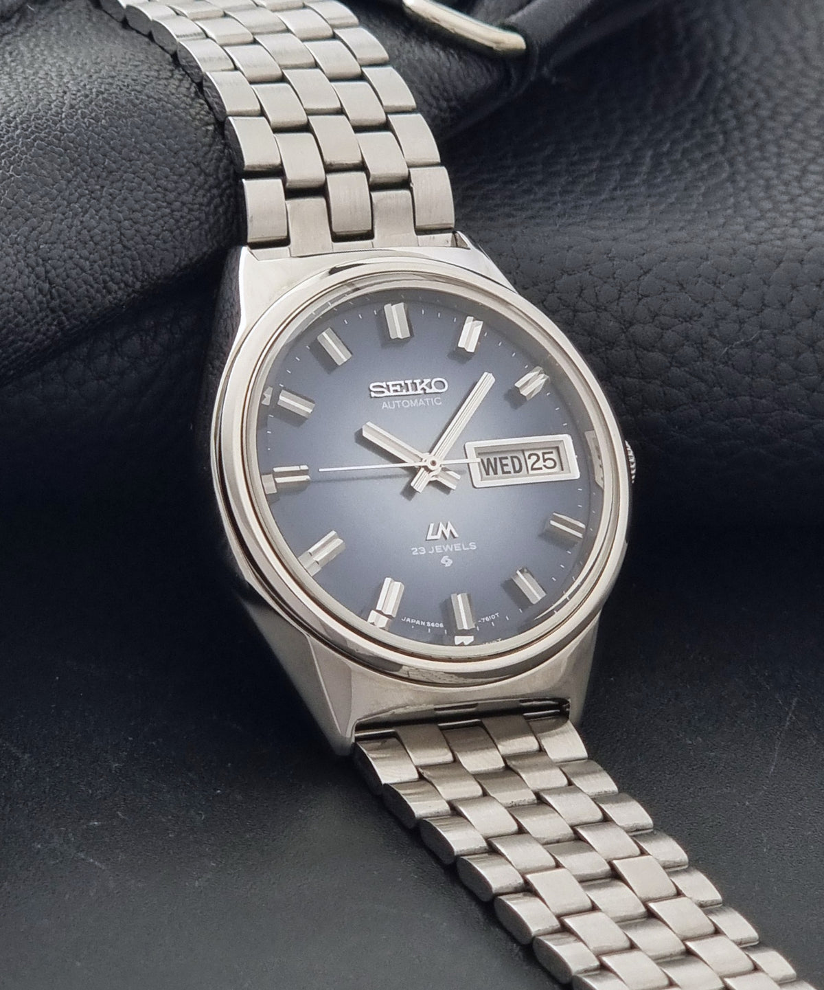 Vintage Seiko Lord Matic 5606-7260 blue dial automatic watch from 1973, side profile