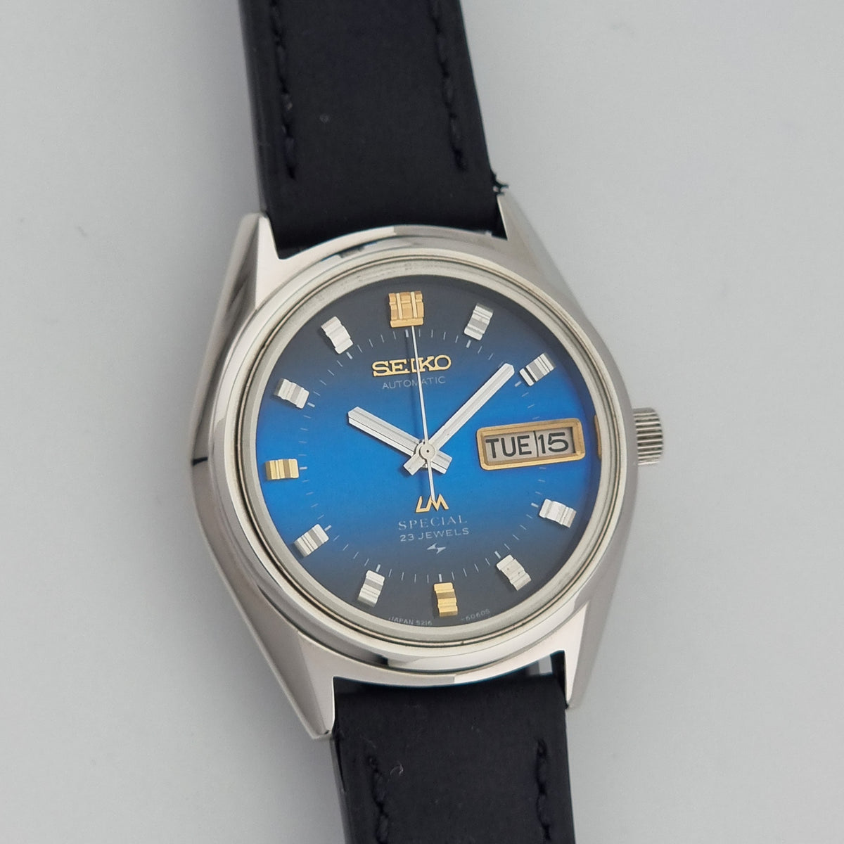 1973 vintage Seiko Lord Matic Special 5216-6050 automatic watch, additional face-on view of the blue dial with gold accents and hands