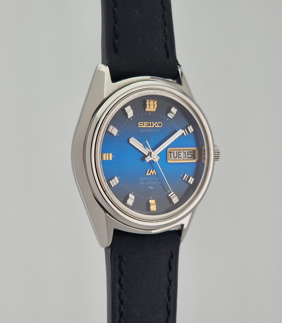 1973 vintage Seiko Lord Matic Special 5216-6050 automatic watch, opposite side profile showing the case shape and lugs