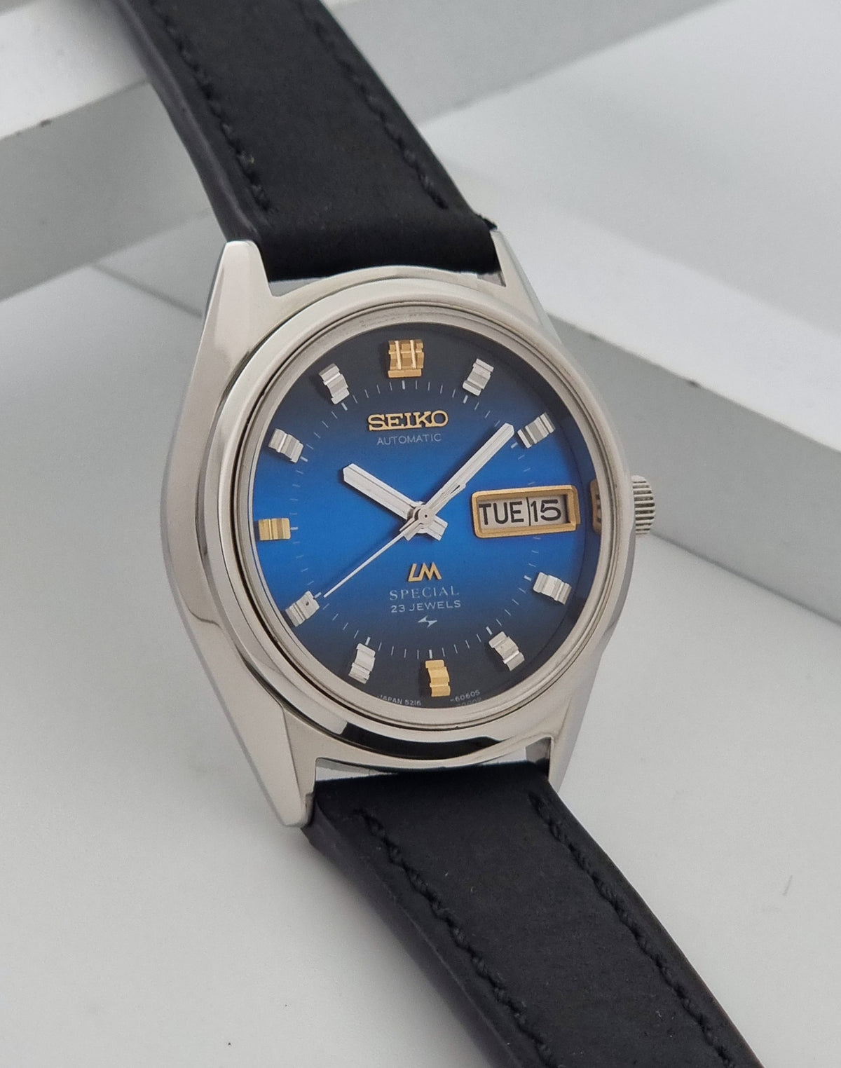 1973 vintage Seiko Lord Matic Special 5216-6050 automatic watch, side profile showing the case, lugs and thickness