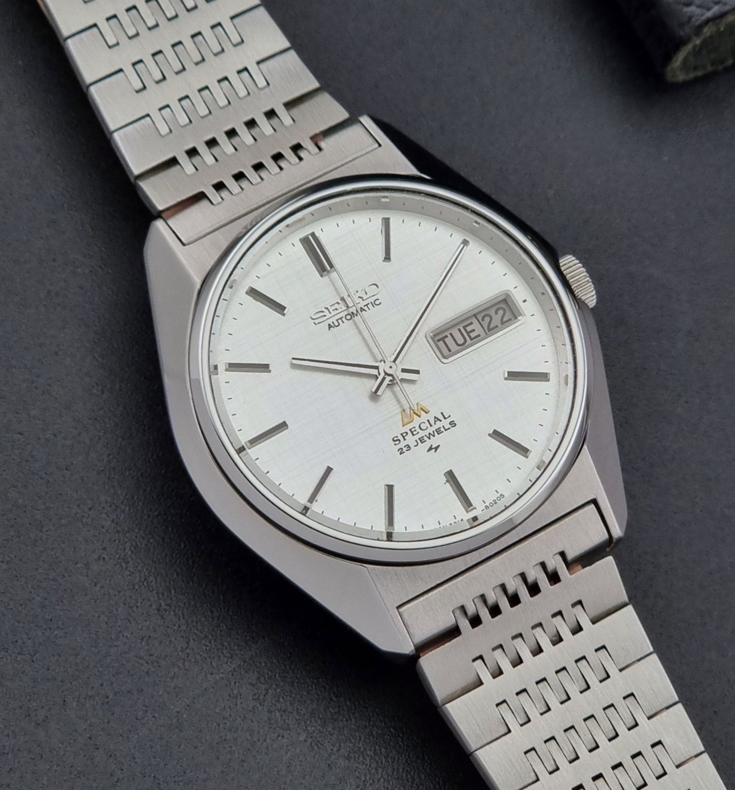 Vintage Seiko LordMatic Special 5216-8020 wristwatch wristwatch with a white face on a dark gray background dial view