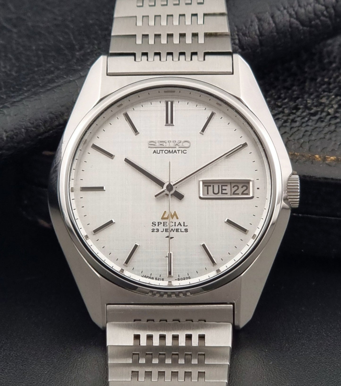 Vintage Seiko LordMatic Special 5216-8020 wristwatch wristwatch with a white face on a dark gray background close dial view