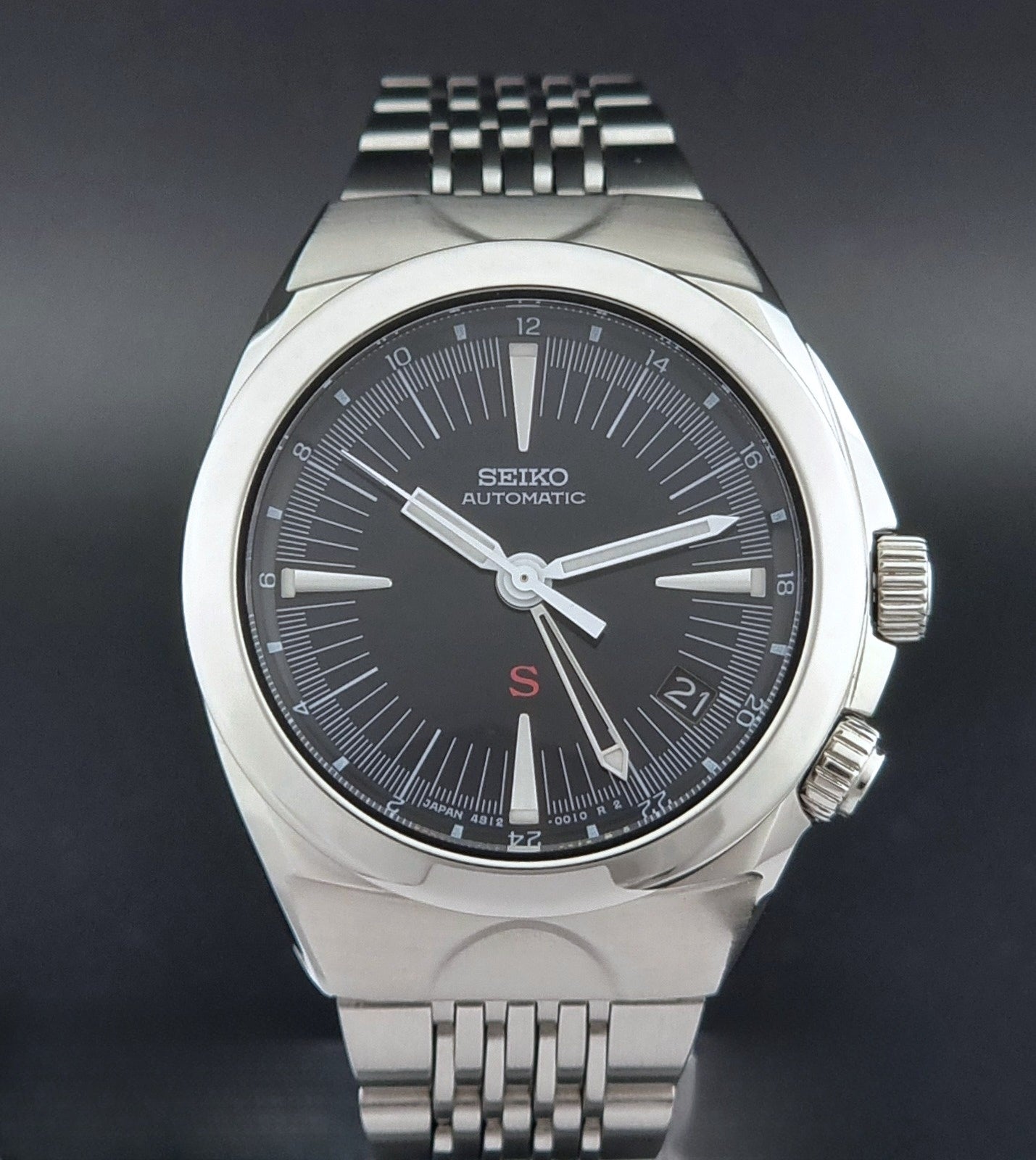 Seiko watch Mechasus SCFF005 GMT 4S12-0010 with a black dial on a gray background close dial view