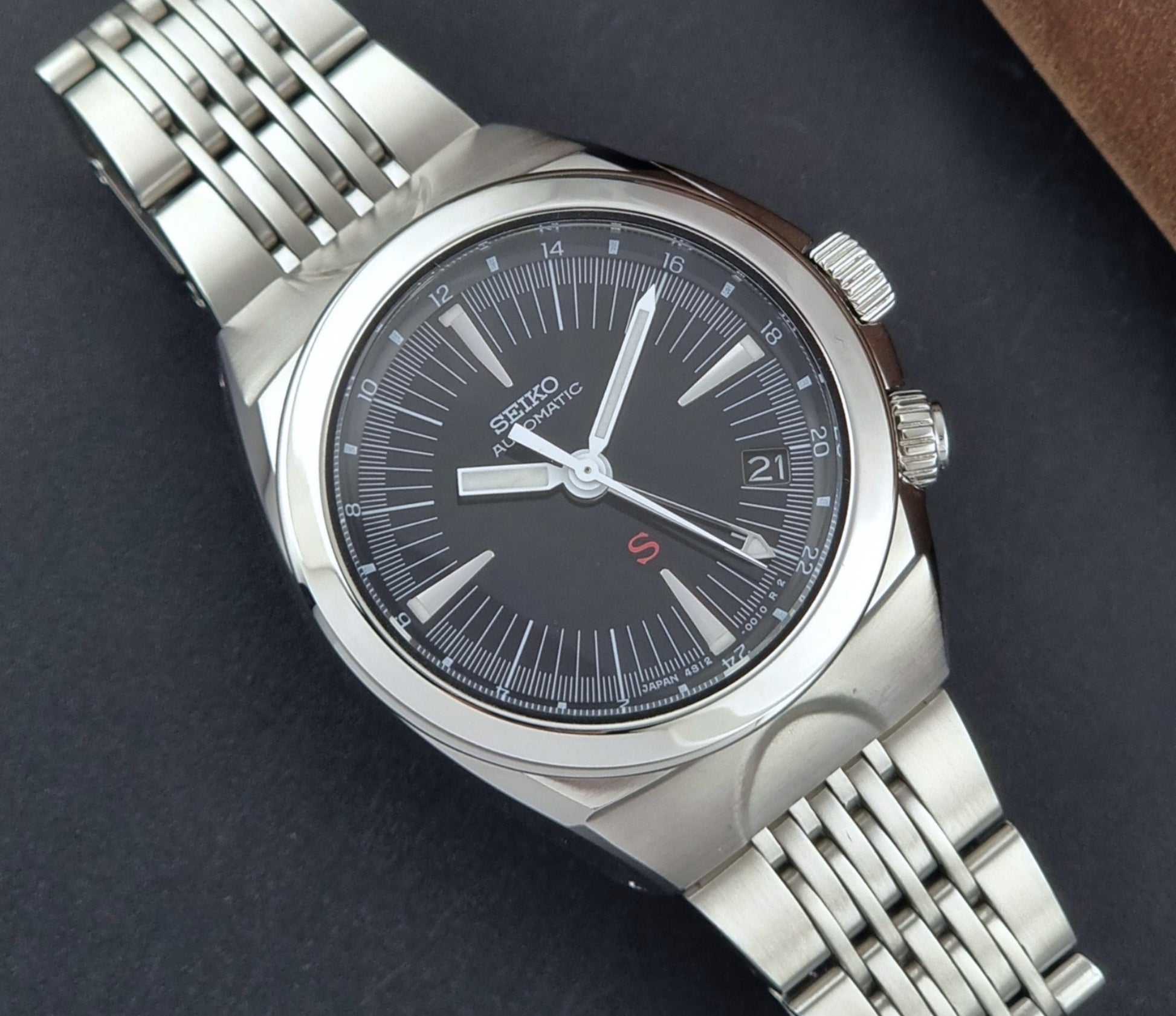Seiko watch Mechasus SCFF005 GMT 4S12-0010 with a black dial on a gray background close up dial view