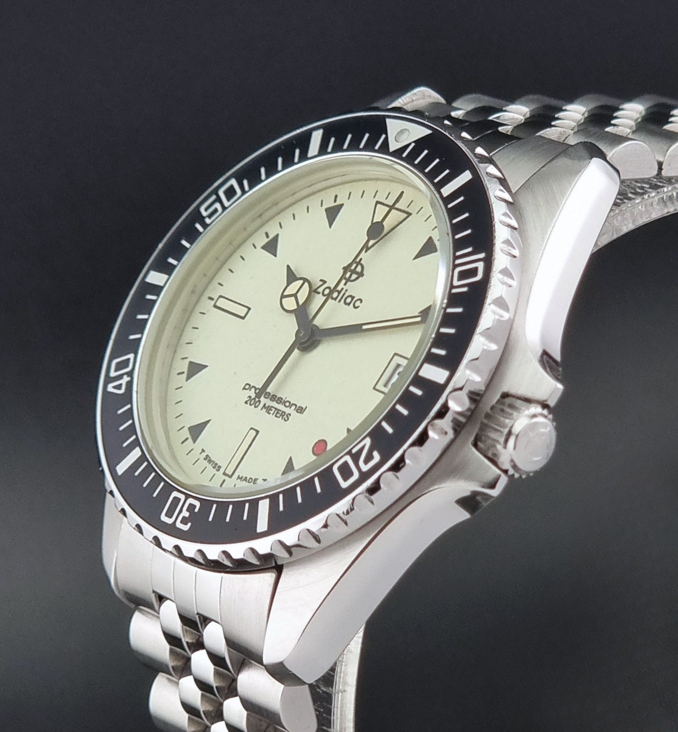 Vintage Zodiac Wristwatch 113.21.07 Quartz Red Dot Night Diver with a detailed face on a dark background crown view