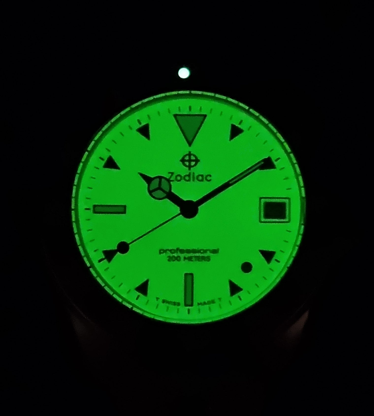 Vintage Zodiac Wristwatch 113.21.07 Quartz Red Dot Night Diver with a detailed face on a dark background lummedial view